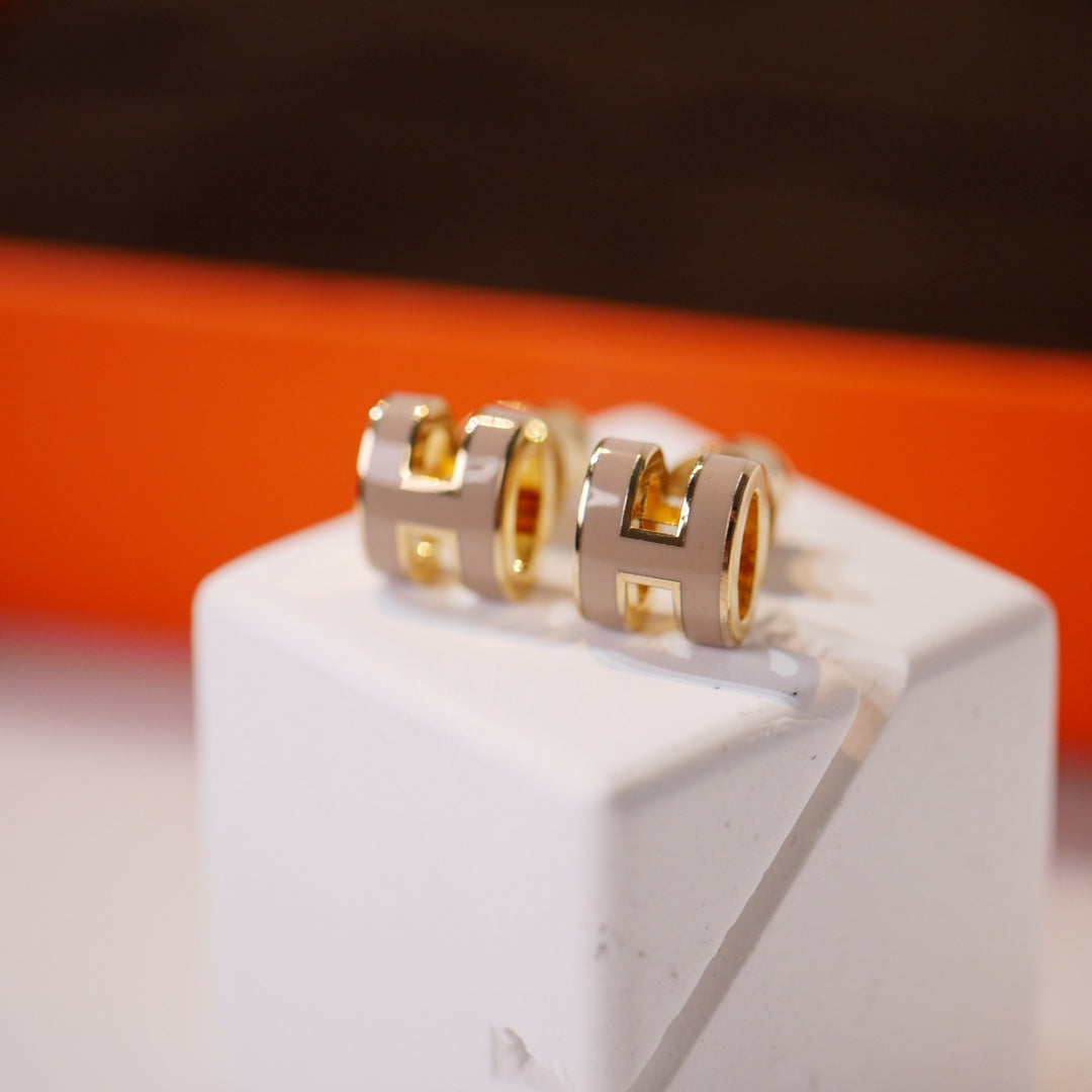 [AW]MINI POP H GOLD EARRINGS GREY