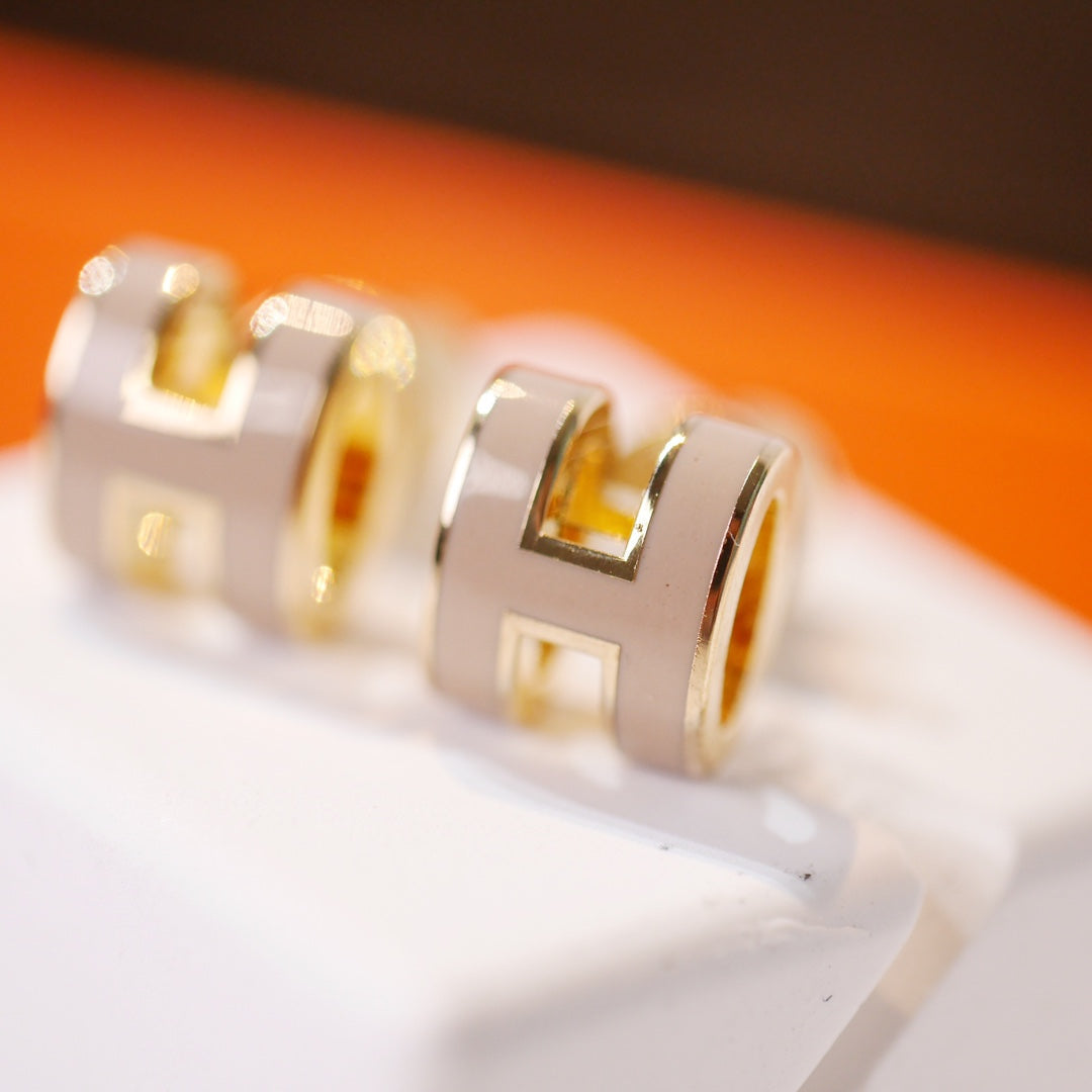 [AW]MINI POP H GOLD EARRINGS GREY