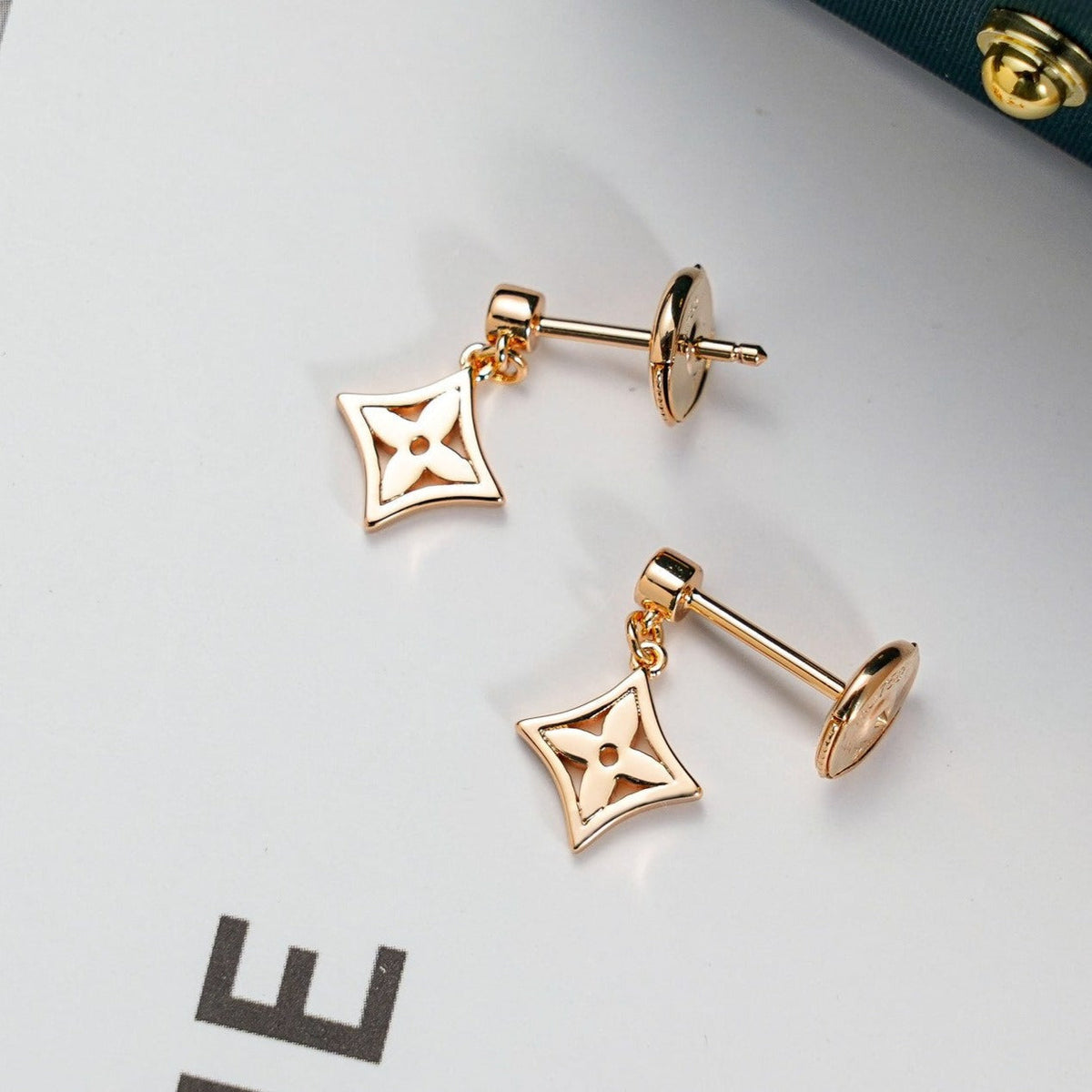 [AW]STAR EARRINGS GOLD
