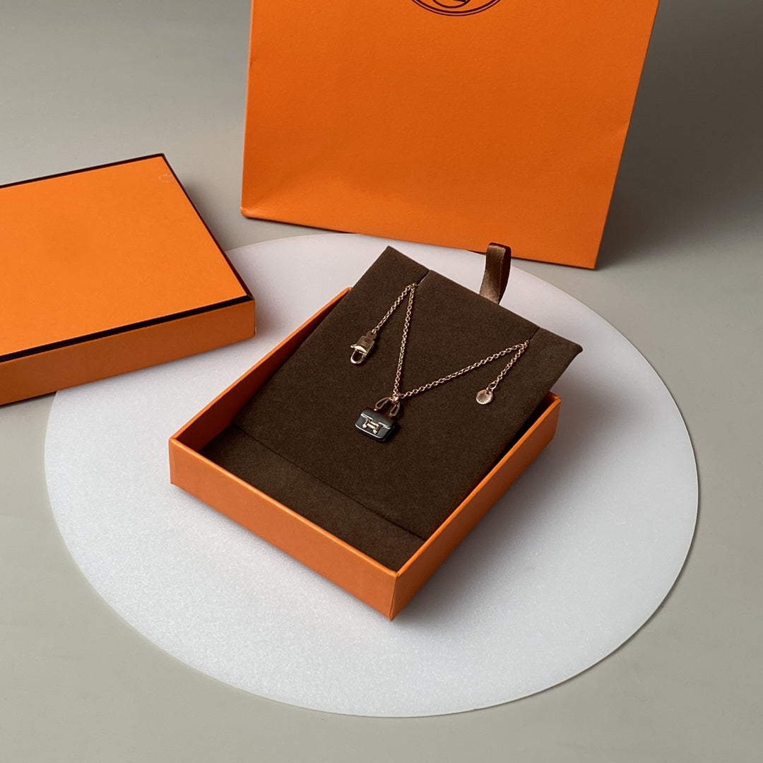 [AW]CONSTANCE BLACK PEDANT ROSE GOLD NECKLACE