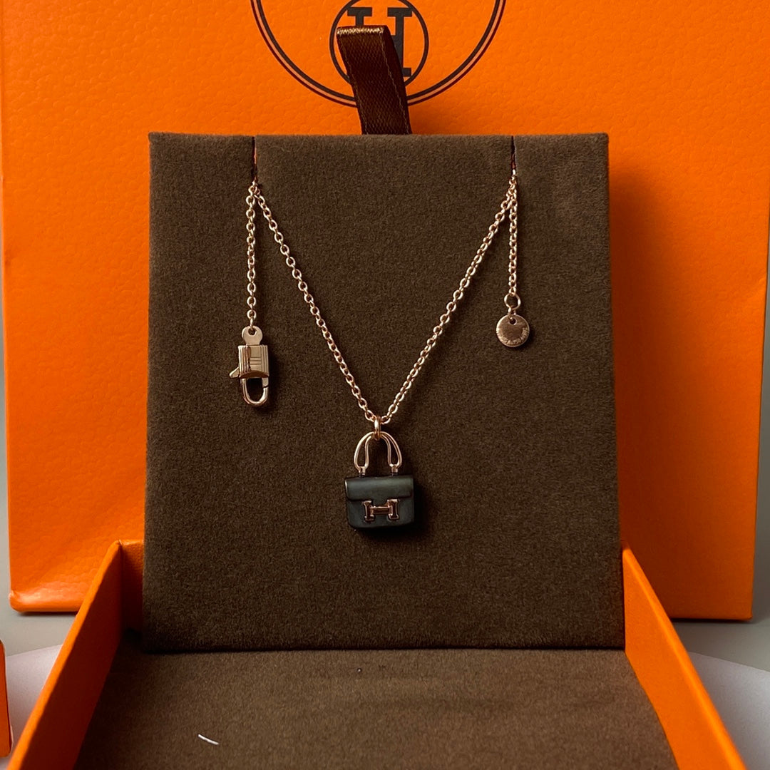 [AW]CONSTANCE BLACK PEDANT ROSE GOLD NECKLACE