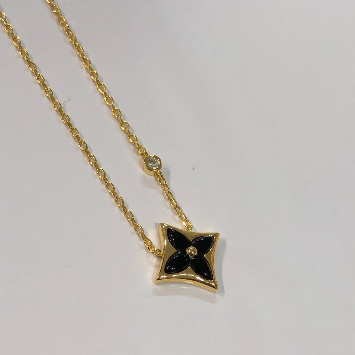 [AW]STAR BLACK MOP NECKLACE