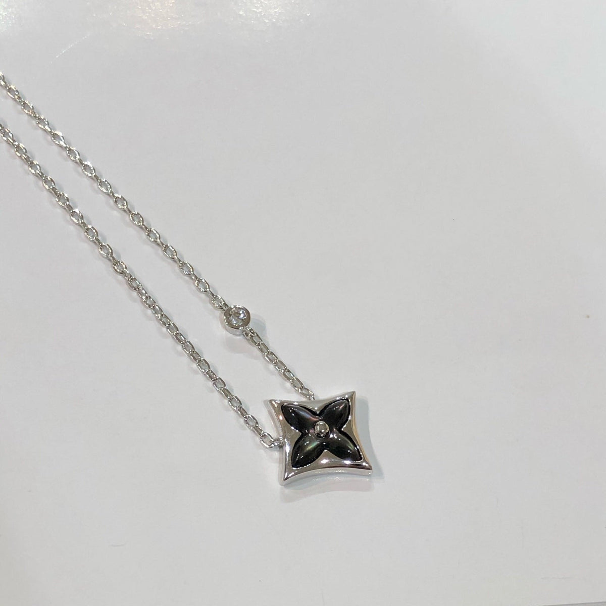 [AW]STAR BLACK MOP NECKLACE