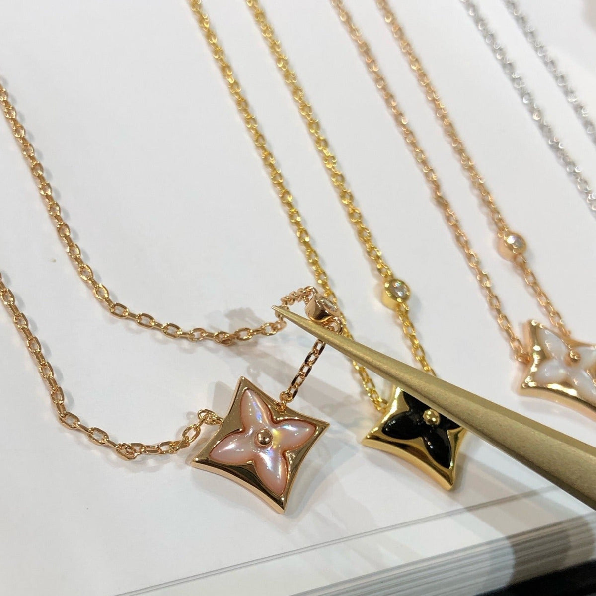 [AW]STAR BLACK MOP NECKLACE