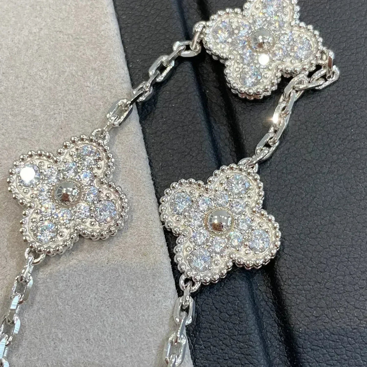 [AW]LUCKY CLOVER 5-MOTIF BRACELET - FULL-DIAMOND