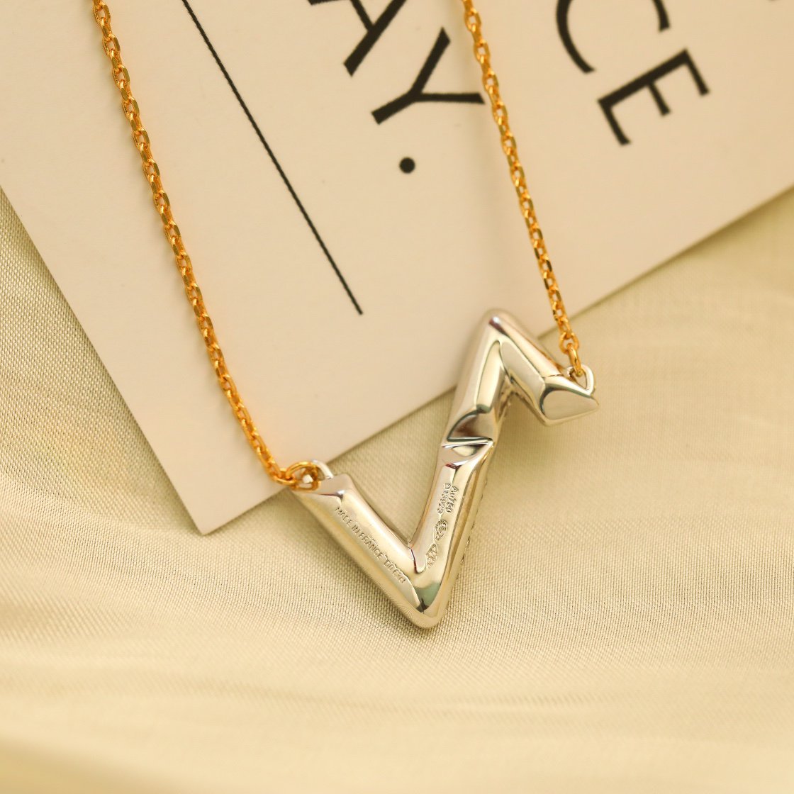[AW]VOLT SILVER DIAMOND PEDANT NECKLACE