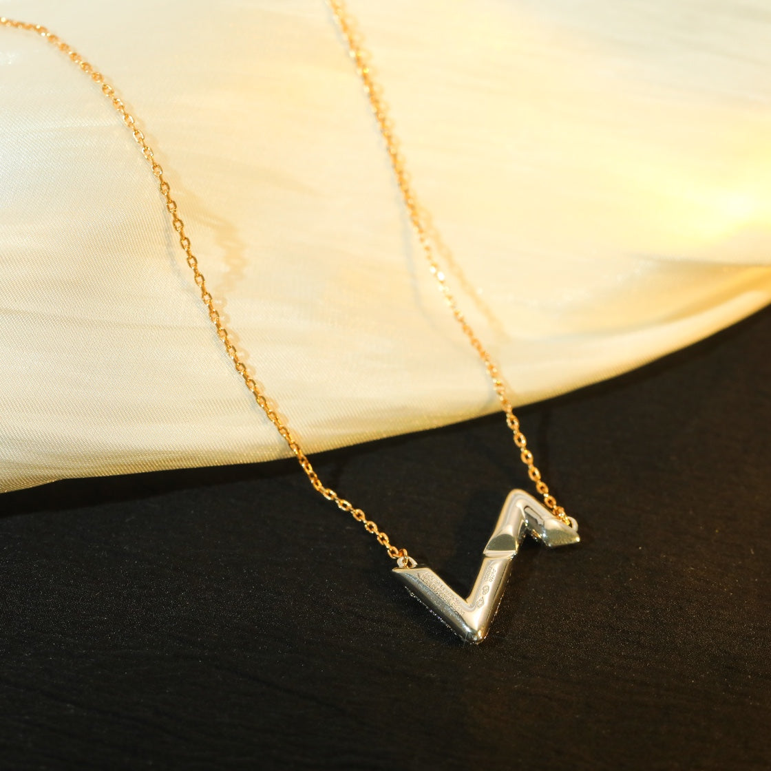 [AW]VOLT SILVER DIAMOND PEDANT NECKLACE