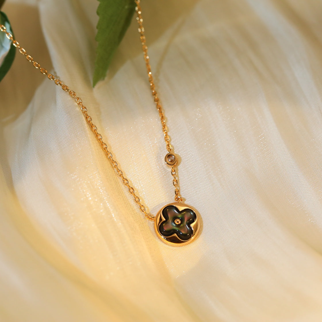 [AW]SUN PEDANT ROSE GOLD 1 DIAMOND NECKLACE