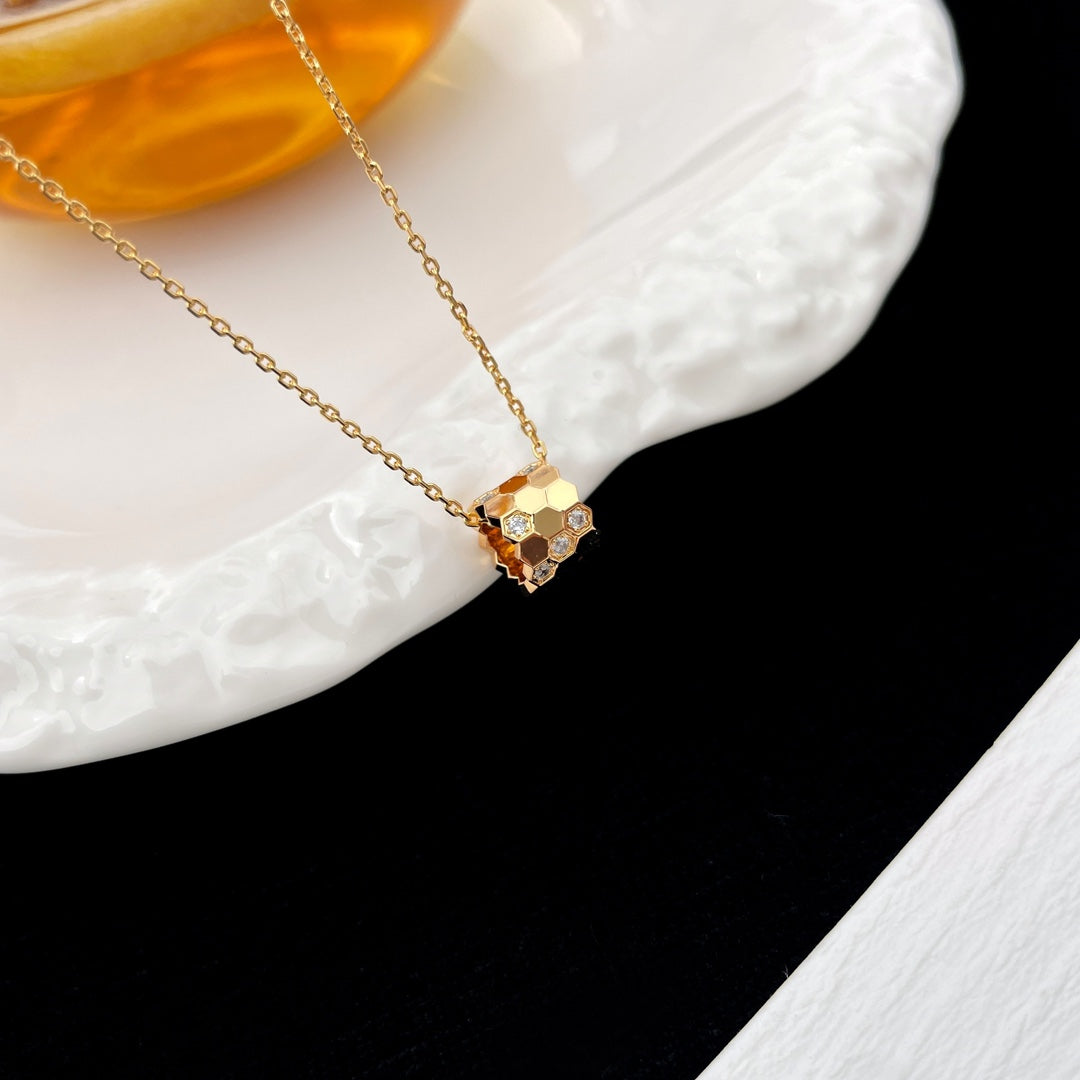 [AW]BEE MINI PEDANT DIAMOND NECKLACE