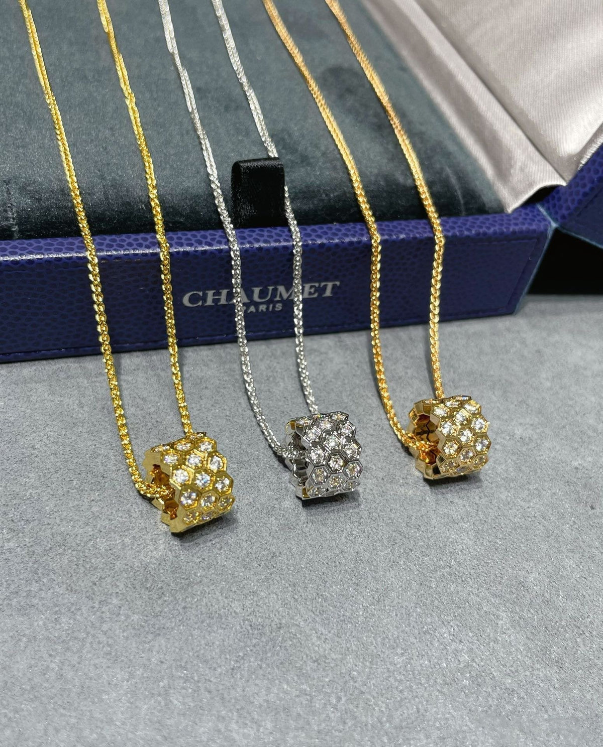 [AW]BEE LOVE DIAMOND PAVED 3 ROW NECKLACE