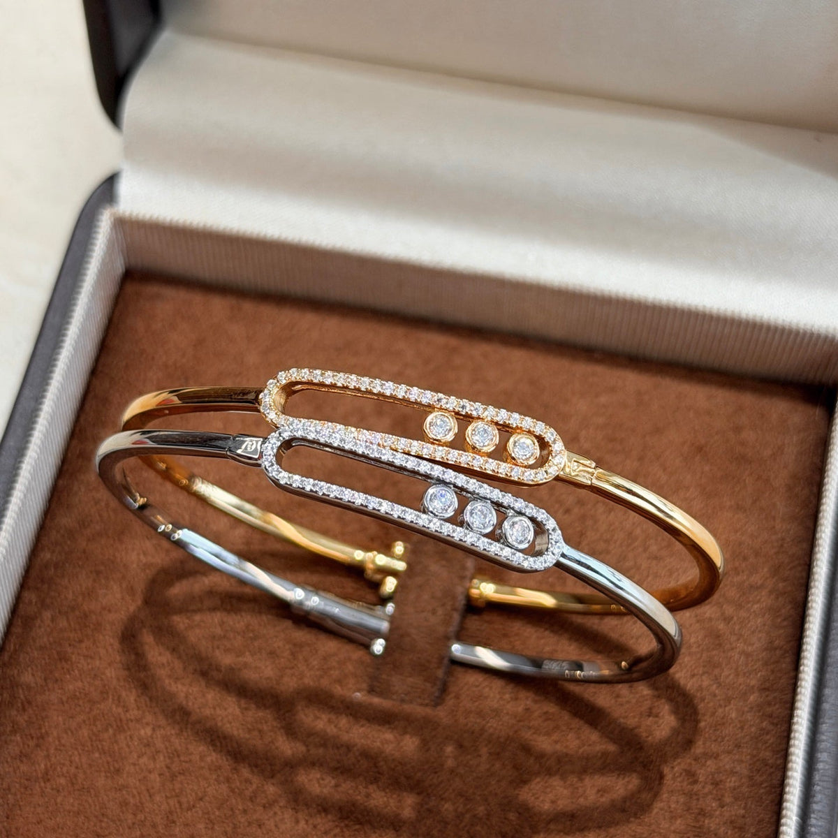 [AW]MOVE PAVÉ DIAMOND BANGLE BRACELET M