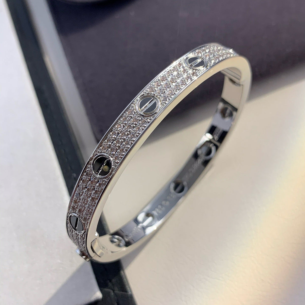 [AW]CLASSIC 6.1MM LOVE BANGLE - DIAMOND PAVÉ & BLACK CERAMIC