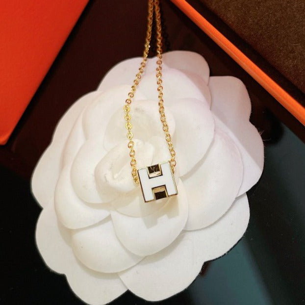 [AW]H WHITE SQUARE GOLD NECKLACE