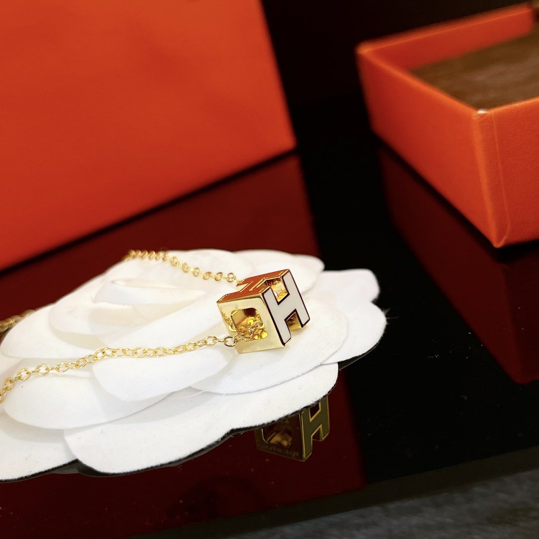 [AW]H WHITE SQUARE GOLD NECKLACE