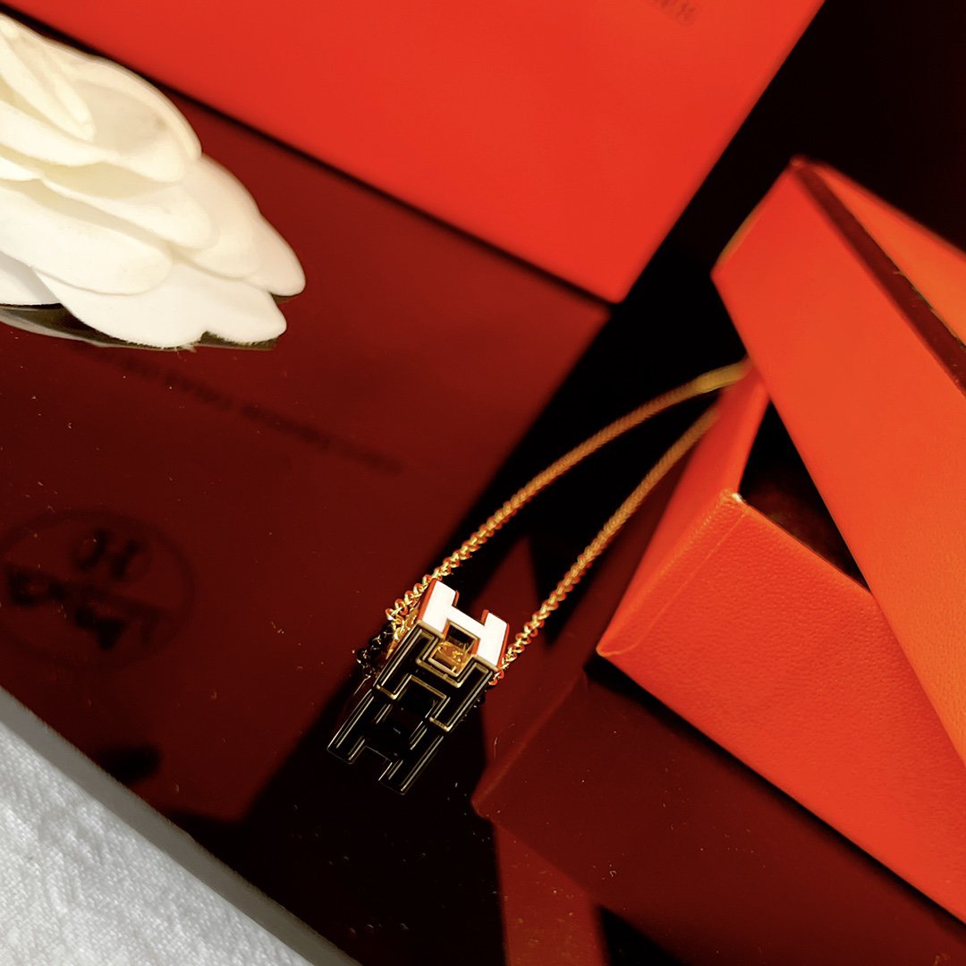 [AW]H WHITE SQUARE GOLD NECKLACE