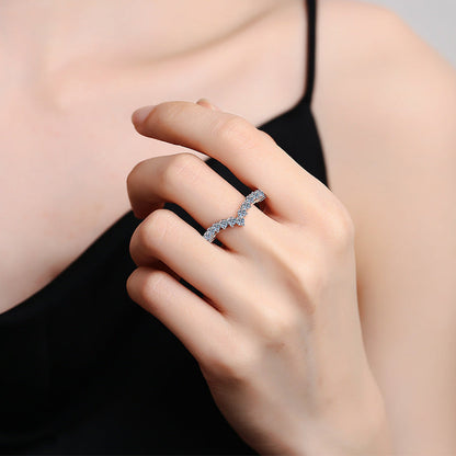 [AW]ELEGANT V-SHAPED CHEVRON MOISSANITE RING