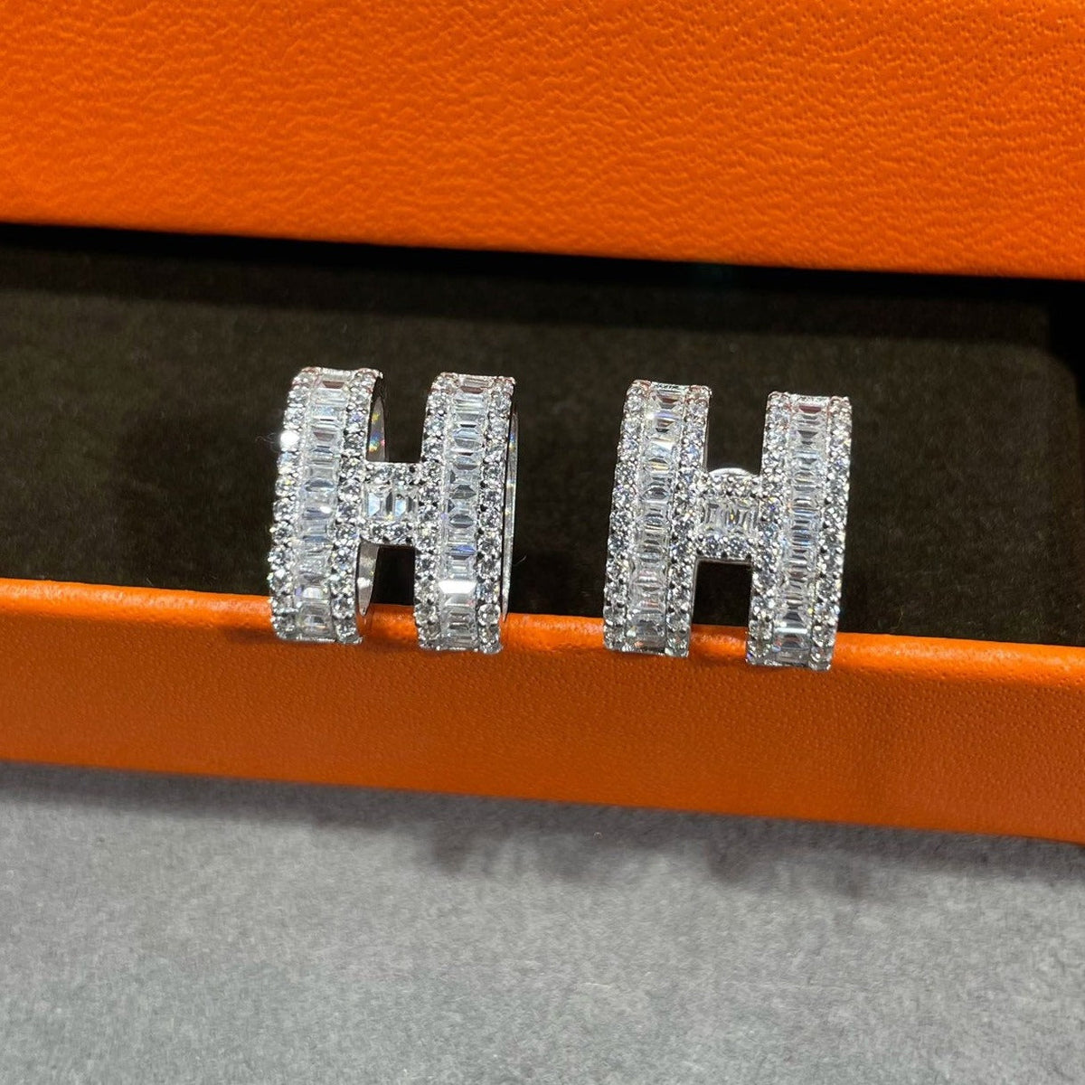 [AW]H STUD EARRINGS WITH SILVER DIAMONDS