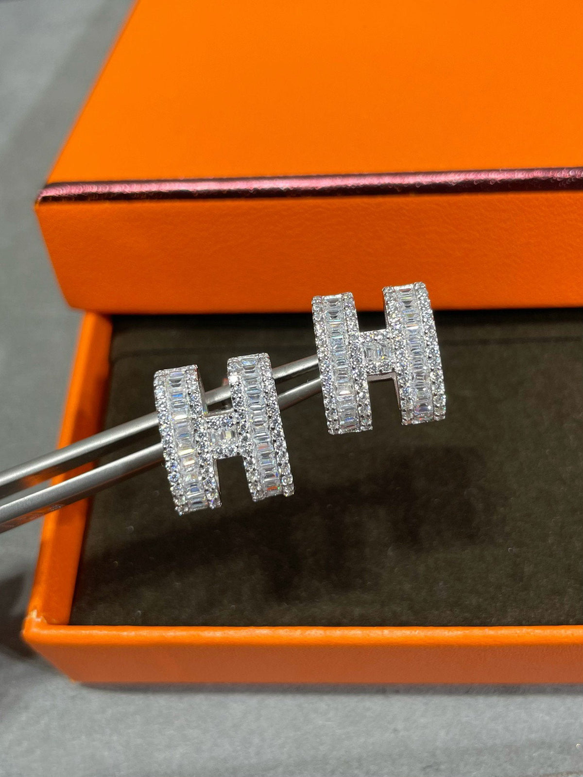 [AW]H STUD EARRINGS WITH SILVER DIAMONDS
