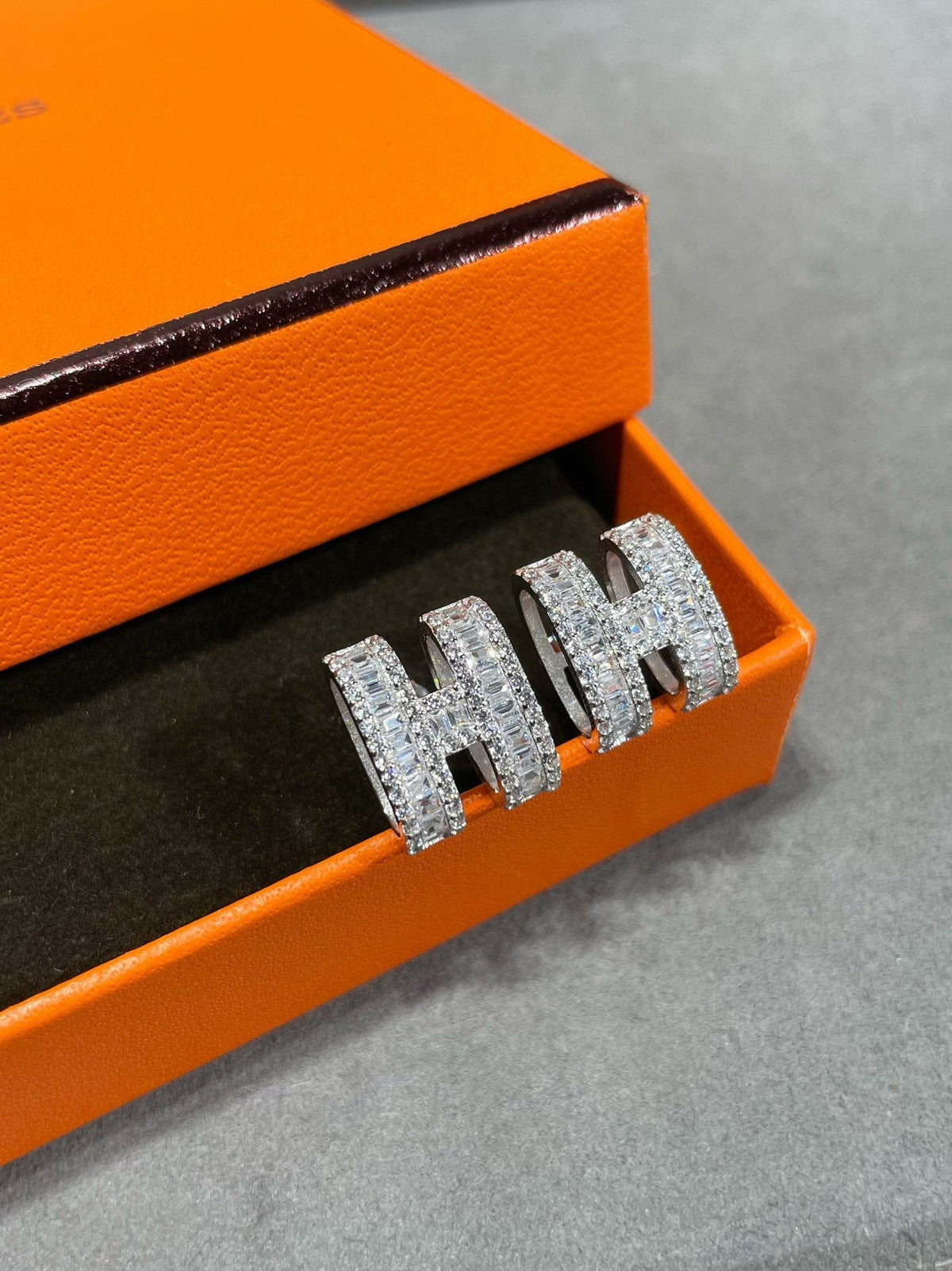 [AW]H STUD EARRINGS WITH SILVER DIAMONDS