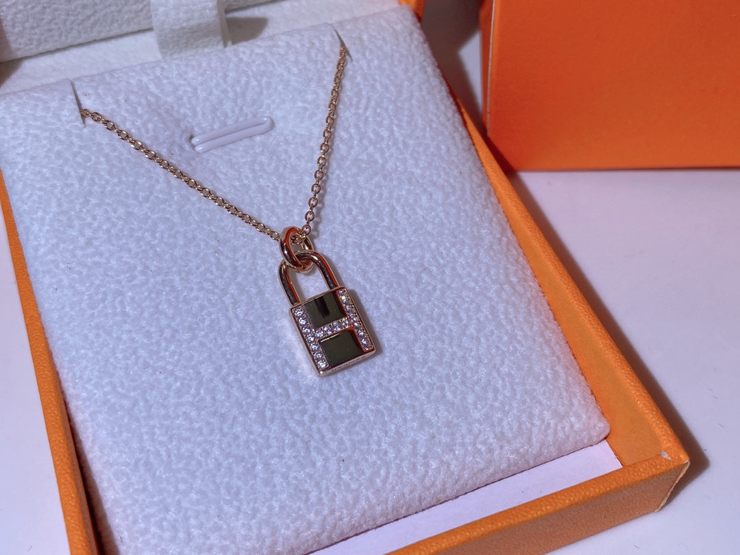 [AW]HM ADVANCED NICHE LOCK HEAD NECKLACE DIAMONDS