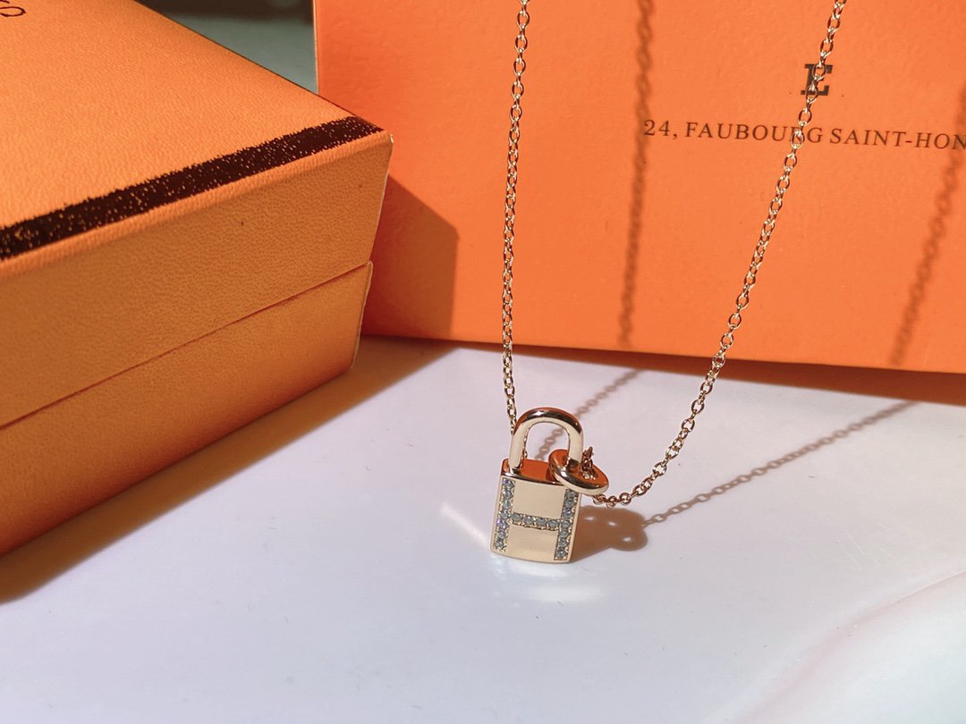 [AW]HM ADVANCED NICHE LOCK HEAD NECKLACE DIAMONDS
