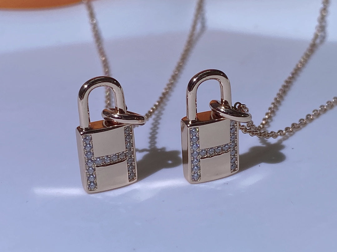 [AW]HM ADVANCED NICHE LOCK HEAD NECKLACE DIAMONDS