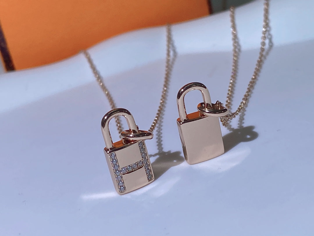 [AW]HM ADVANCED NICHE LOCK HEAD NECKLACE DIAMONDS