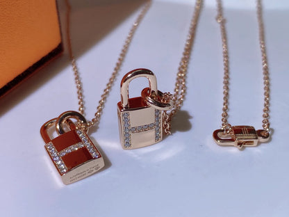 [AW]HM ADVANCED NICHE LOCK HEAD NECKLACE DIAMONDS
